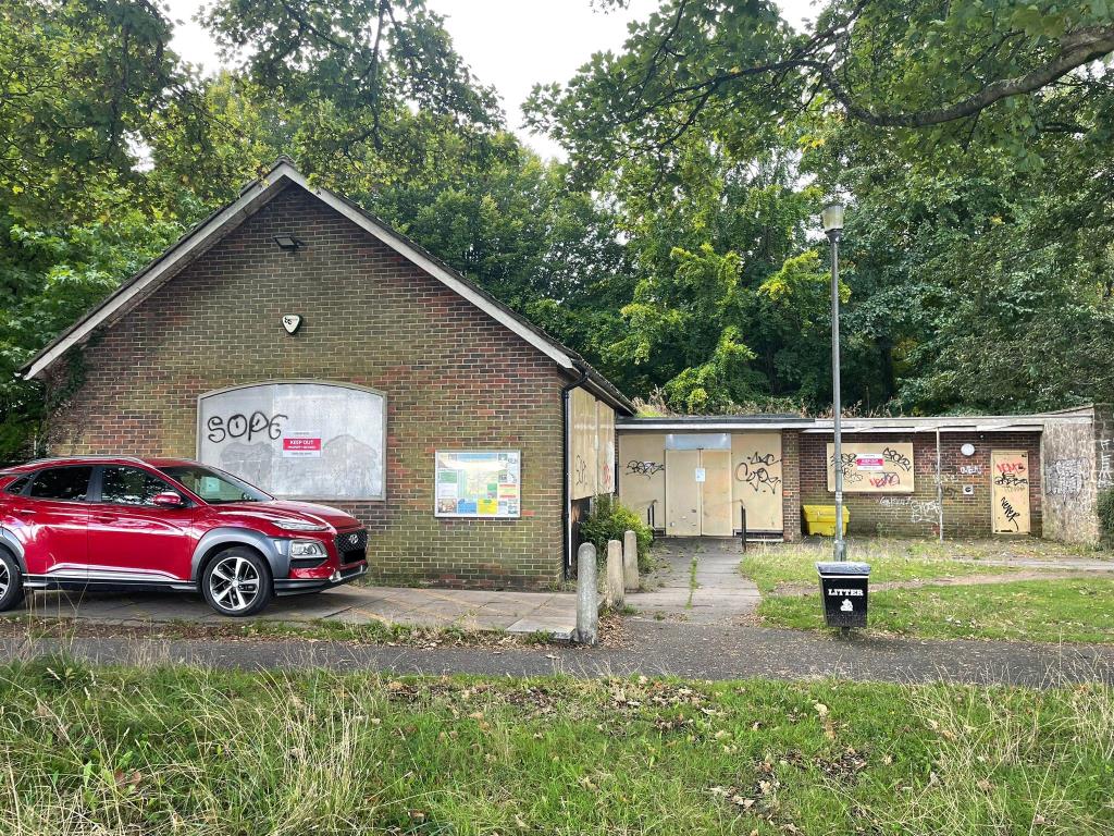 Lot: 156 - FORMER LIBRARY - Side view